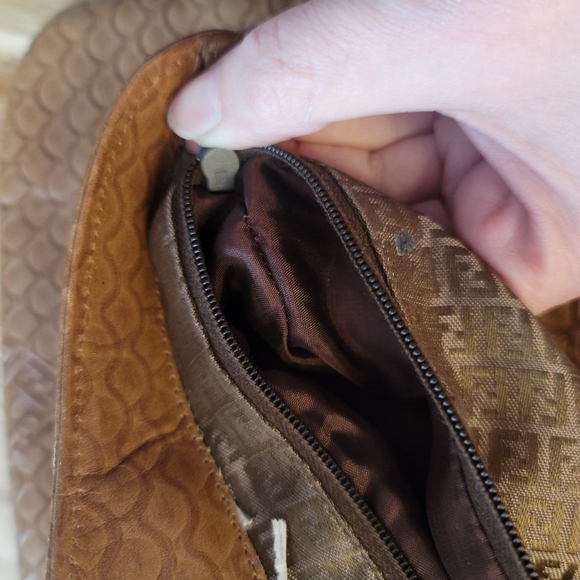 💕💕Vintage Authentic "RARE"Fendi crossbody bag💕💕 - Picture 8 of 9